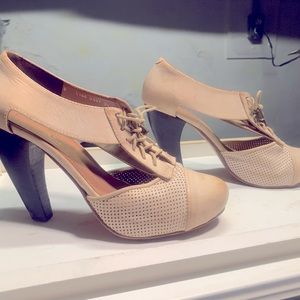Dionella, really nice shoes and they were not cheap. I’m sorry I can’t were them